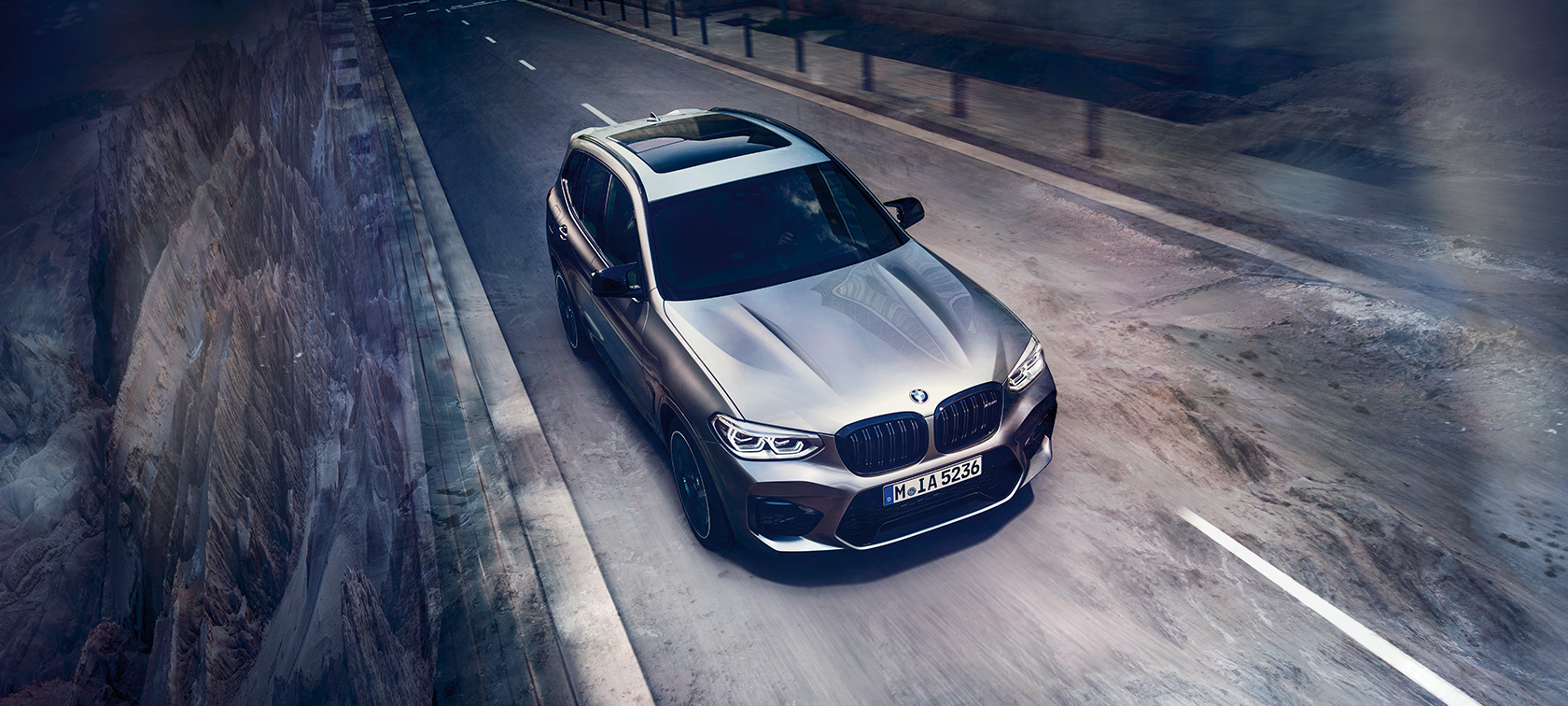 BMW X3 M Competition, perspetiva de topo. BMW X3 M Competition na pintura cinza Donington metalizada, exterior, perspetiva de topo da dianteira.