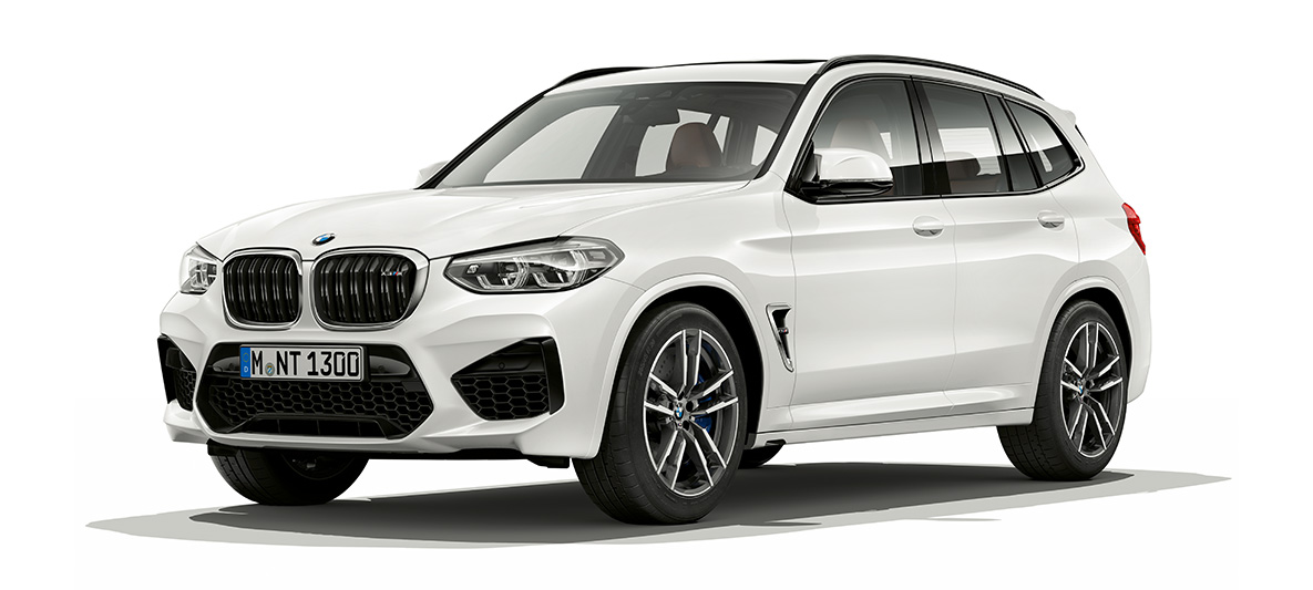 BMW X3 M, perspetiva lateral a três quartos. BMW X3 M na pintura branco Alpine, exterior, perspetiva lateral a três quartos.