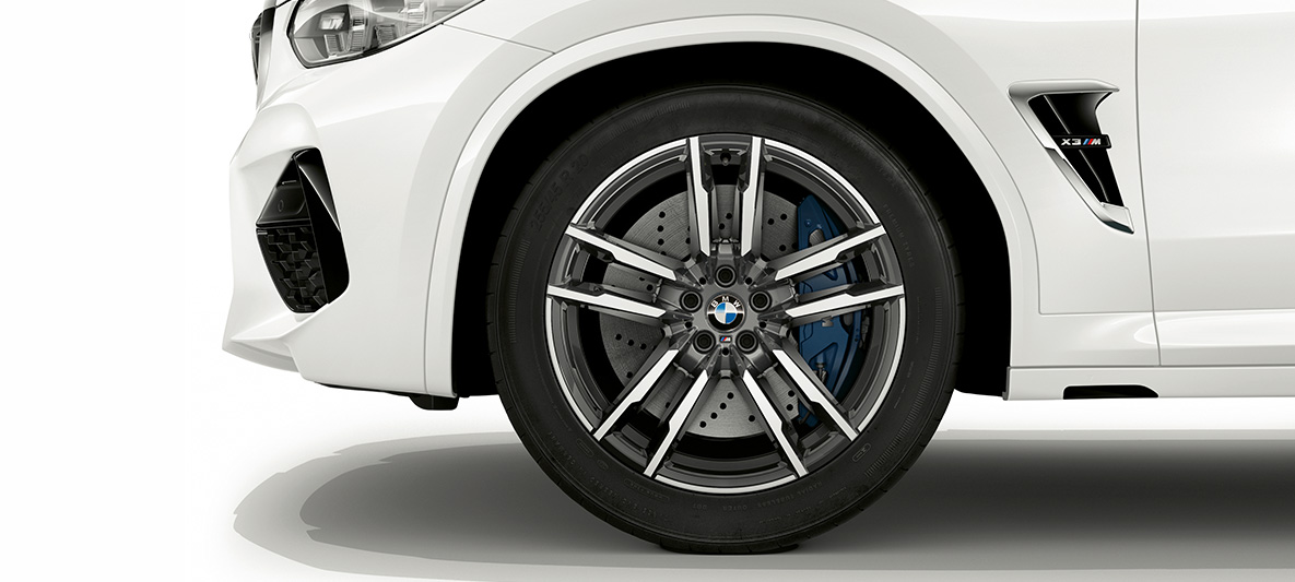BMW X3 M, jantes de liga leve M de 20" em cinza Orbit. BMW X3 M em branco Alpine, exterior, jantes de liga leve M de 21” em cinza Orbit.