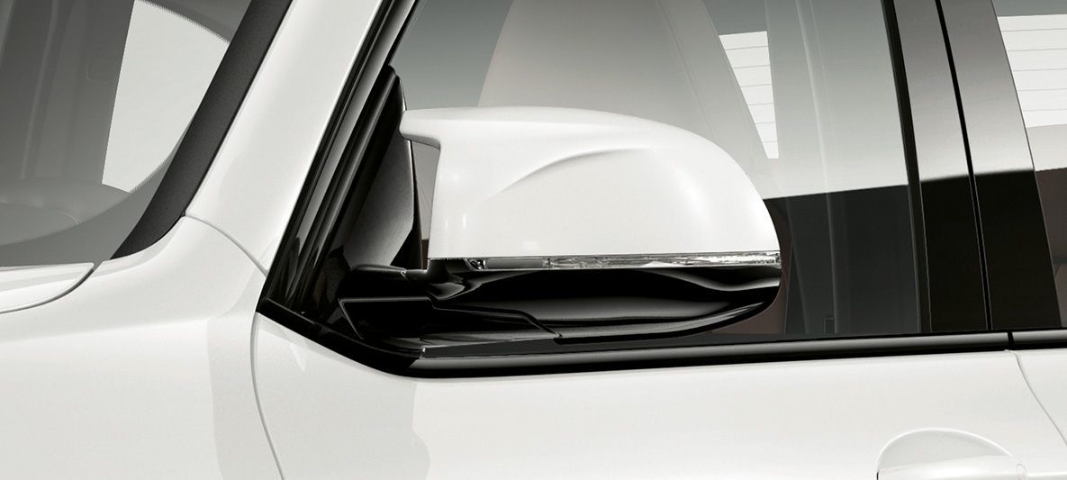 BMW X3 M, capas dos espelhos retrovisores exteriores na cor da carroçaria. BMW X3 M na pintura branco Alpine, exterior, capas dos espelhos retrovisores exteriores na cor da carroçaria.