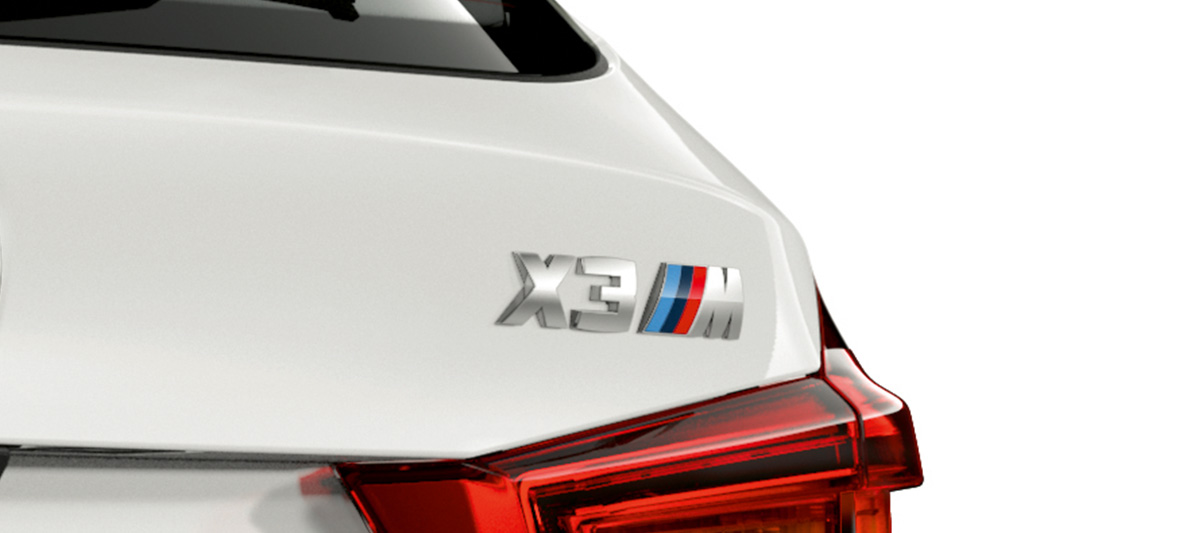 BMW X3 M, designação do modelo. BMW X3 M na pintura branco Alpine, exterior, traseira com designação do modelo.