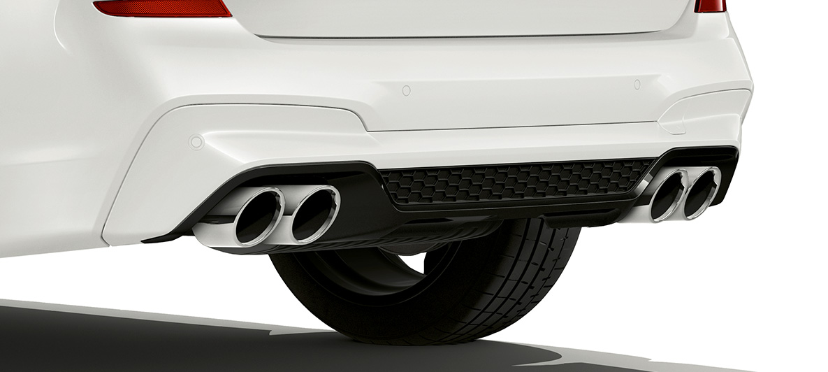 BMW X3 M, traseira com ponteiras de escape em cromado. BMW X3 M na pintura branco Alpine, exterior, traseira com ponteiras de escape em cromado.