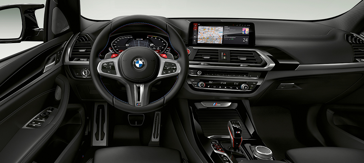 BMW X3 M, volante M em pele. BMW X3 M, interior, posto de condução, volante M em pele com costuras contrastantes específicas M.