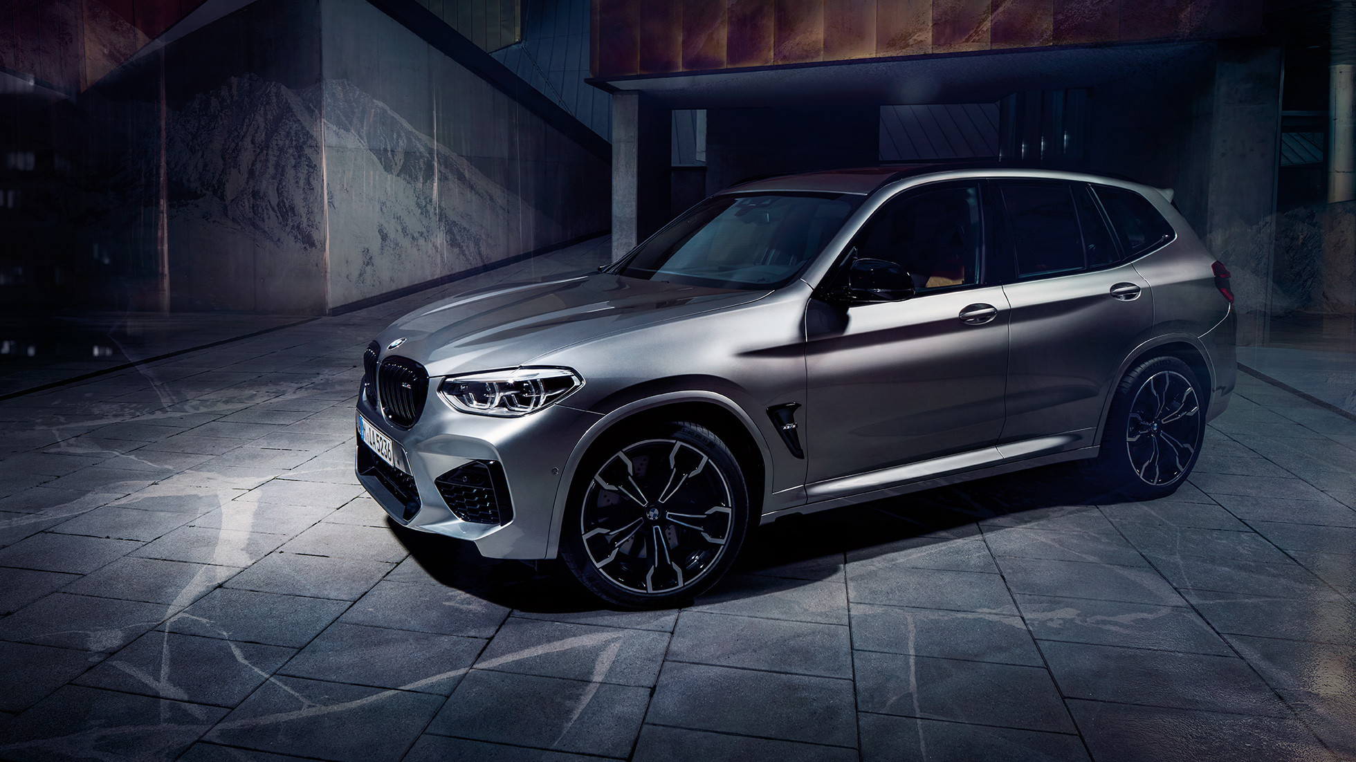 BMW X3 M Competition, perspetiva lateral. BMW X3 M Competition na pintura cinza Donington metalizada, exterior, perspetiva lateral.