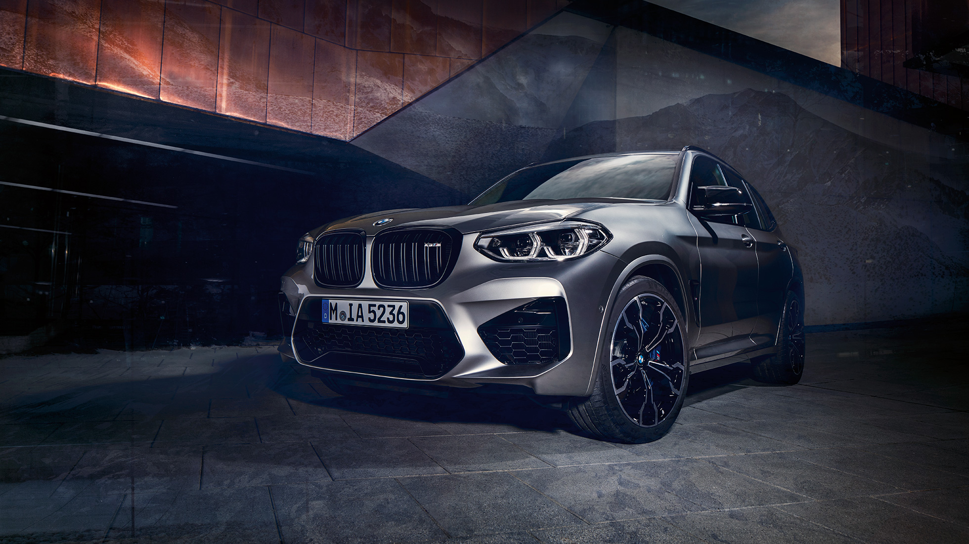 BMW X3 M Competition, perspetiva frontal a três quartos. BMW X3 M Competition na pintura cinza Donington metalizada, exterior, perspetiva frontal a três quartos.