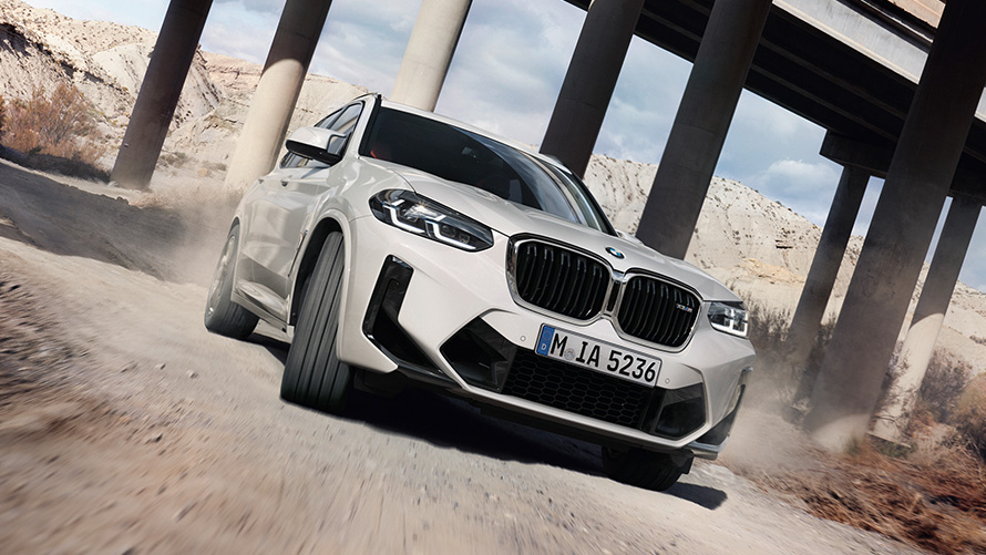 BMW X3 M, F97, LCI, atualização, 2021, perspetiva frontal a três quartos, em movimento a descrever uma curva BMW X3 M, F97, LCI, atualização, 2021, cor exterior branco Alpine, perspetiva frontal a três quartos, em movimento a descrever uma curva
