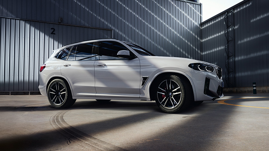 BMW X3 M, F97, LCI, atualização, 2021, cor exterior branco Alpine, perspetiva lateral, parado BMW X3 M, F97, LCI, atualização, 2021, cor exterior branco Alpine, perspetiva lateral, parado