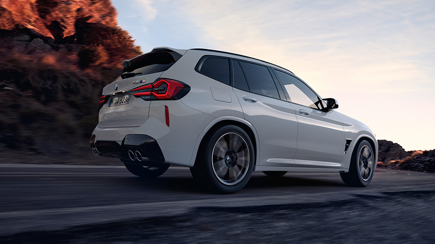 BMW X3 M, F97, LCI, atualização, 2021, M xDrive, perspetiva lateral, ângulo inferior BMW X3 M, F97, LCI, atualização, 2021, cor exterior branco Alpine, perspetiva lateral, ângulo inferior