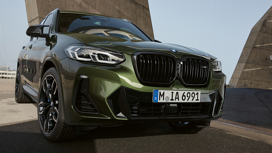 BMW X3 M40i, G01, LCI, atualização, 2021, cor exterior verde Malachite metalizada, perspetiva frontal, parado