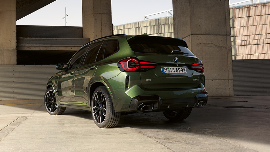 BMW X3 M40i, G01, LCI, atualização, 2021, cor exterior verde Malachite metalizada, perspetiva traseira a três quartos, parado