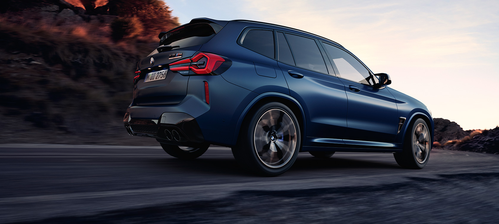 BMW X3 M Competition, F97, LCI, 2021, perspetiva traseira a três quartos, ângulo inferior BMW X3 M Competition, F97, LCI, atualização, 2021, cor exterior azul Frozen Marina Bay metalizada, em movimento, perspetiva traseira a três quartos, ângulo inferior