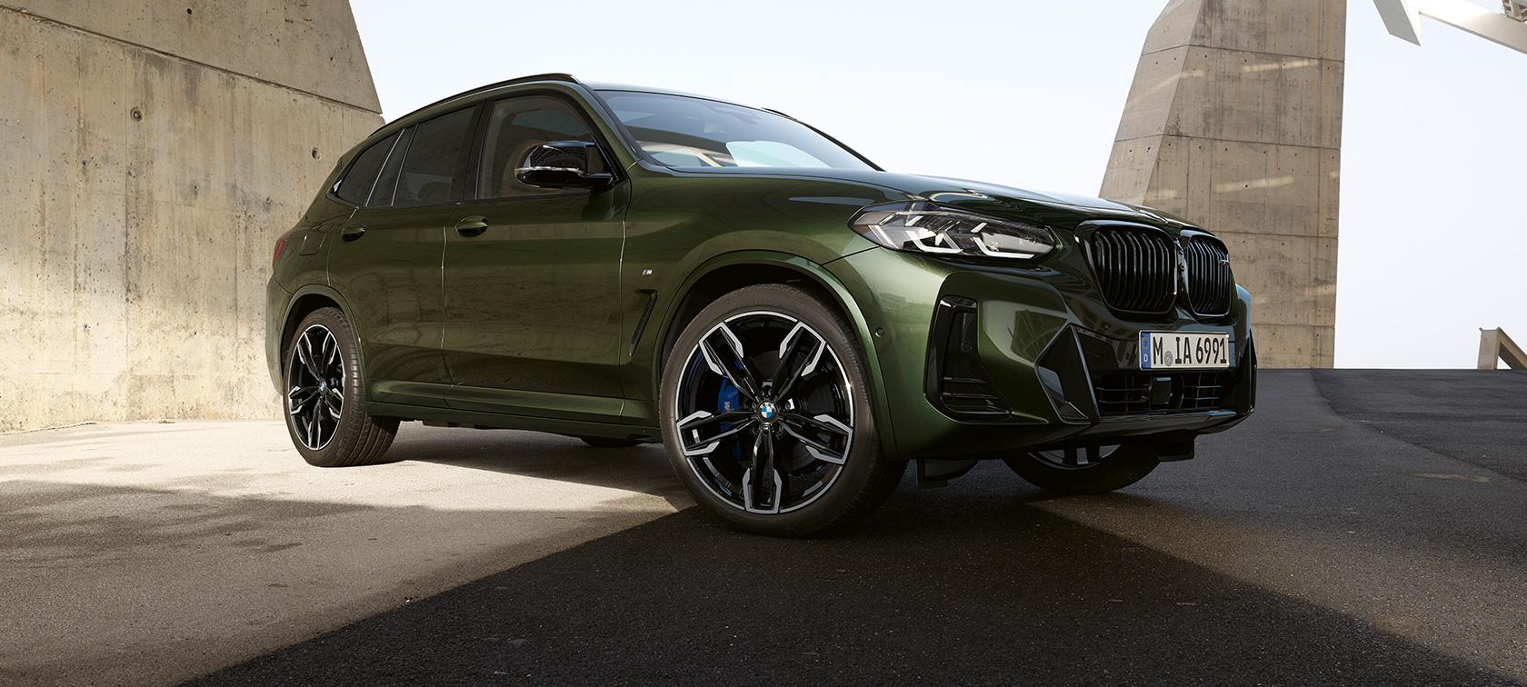 BMW X3 M40i, G01, LCI, atualização, 2021, perspetiva frontal a três quartos, parado BMW X3 M40i, G01, LCI, atualização, 2021, cor exterior verde Malachite metalizada, perspetiva frontal a três quartos, parado