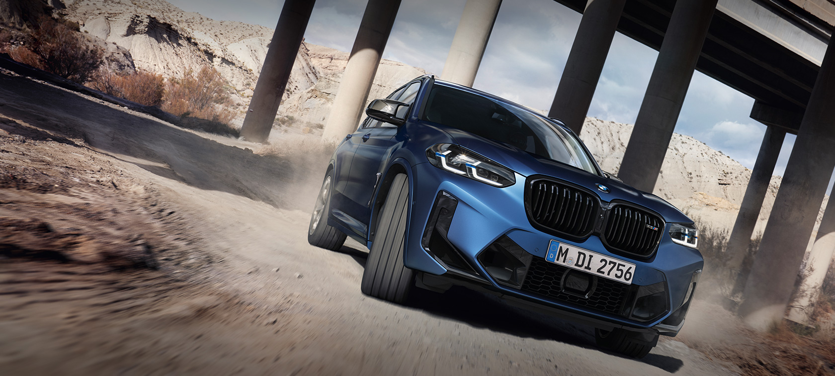 BMW X3 M Competition, F97, LCI, atualização, 2021, cor exterior azul Frozen Marina Bay metalizada, perspetiva frontal a três quartos, em movimento