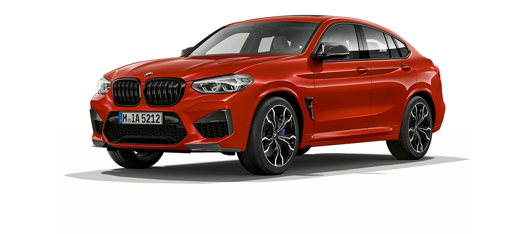 BMW X4 M Competition, perspetiva lateral a três quartos. BMW X4 M Competition na pintura vermelho Toronto metalizada, exterior, perspetiva lateral a três quartos.