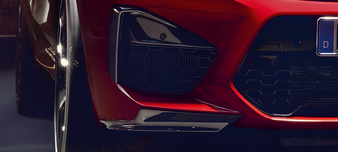 BMW X4 M Competition, frisos dos componentes laterais do spoiler e spoilers de tejadilho laterais em carbono. BMW X4 M Competition na pintura vermelho Toronto metalizada, exterior, pack exterior M em carbono, frisos dos componentes laterais do spoiler e spoilers de tejadilho laterais em carbono.