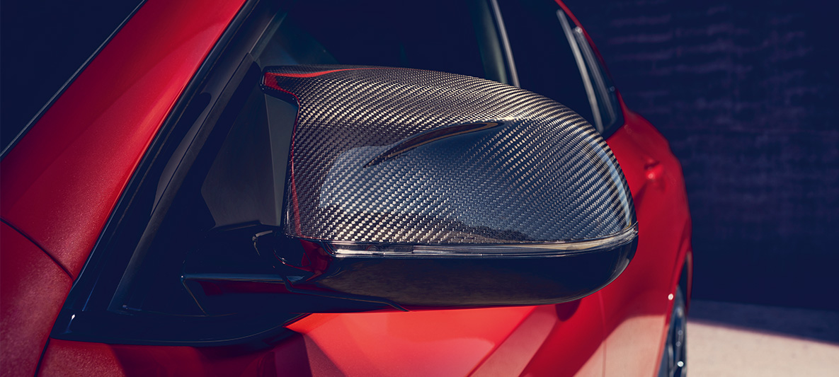 BMW X4 M Competition, capas dos espelhos retrovisores em carbono. BMW X4 M Competition na pintura vermelho Toronto metalizada, exterior, pack exterior M em carbono, capas dos espelhos retrovisores em carbono.