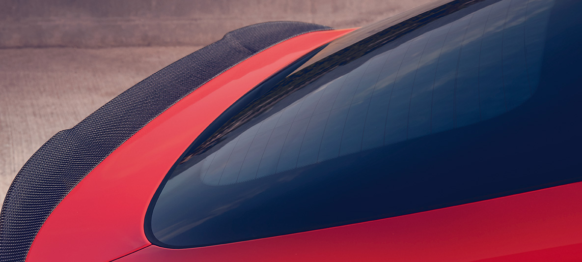 BMW X4 M Competition, spoiler traseiro M em carbono. BMW X4 M Competition na pintura vermelho Toronto metalizada, exterior, pack exterior M em carbono, spoiler traseiro M em carbono.