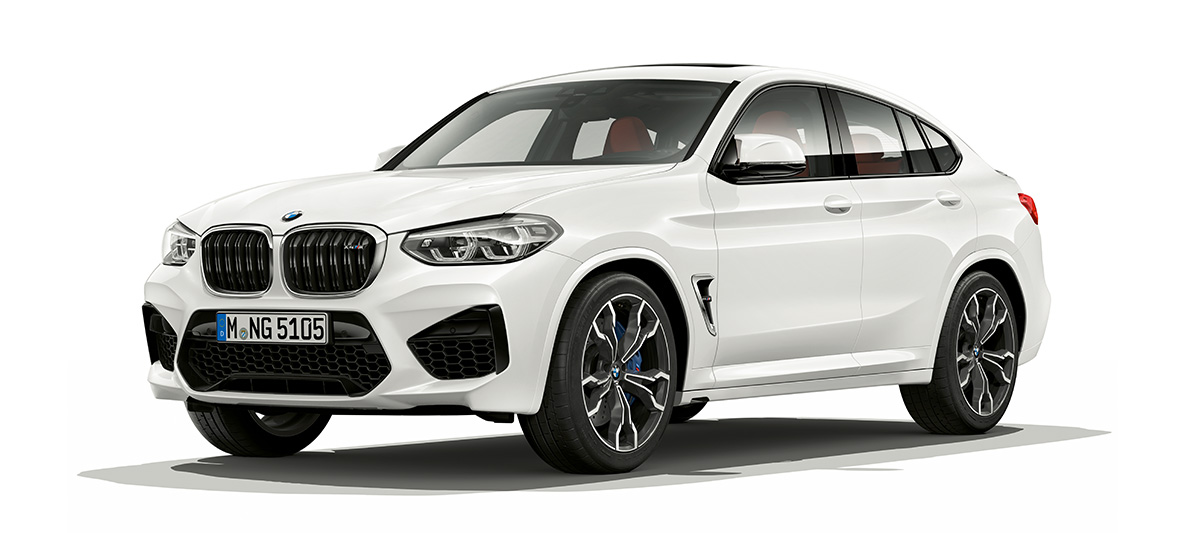 BMW X4 M, perspetiva lateral a três quartos. BMW X4 M na pintura branco Alpine, exterior, perspetiva lateral a três quartos.