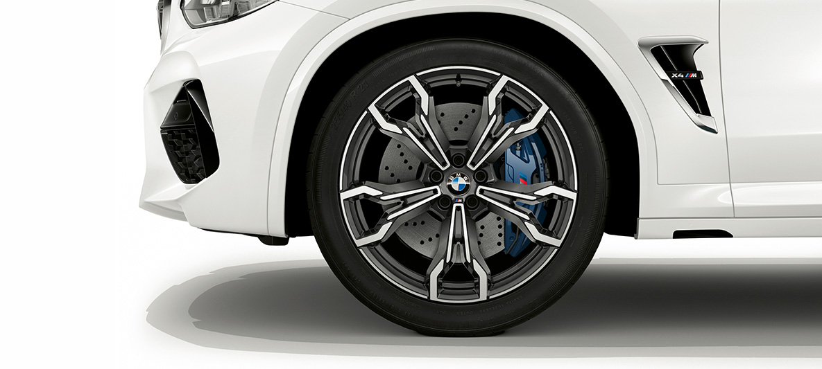 BMW X4 M, jantes de liga leve M de 21" em cinza Orbit. BMW X4 M na pintura branco Alpine, exterior, jantes de liga leve M de 21" em cinza Orbit.