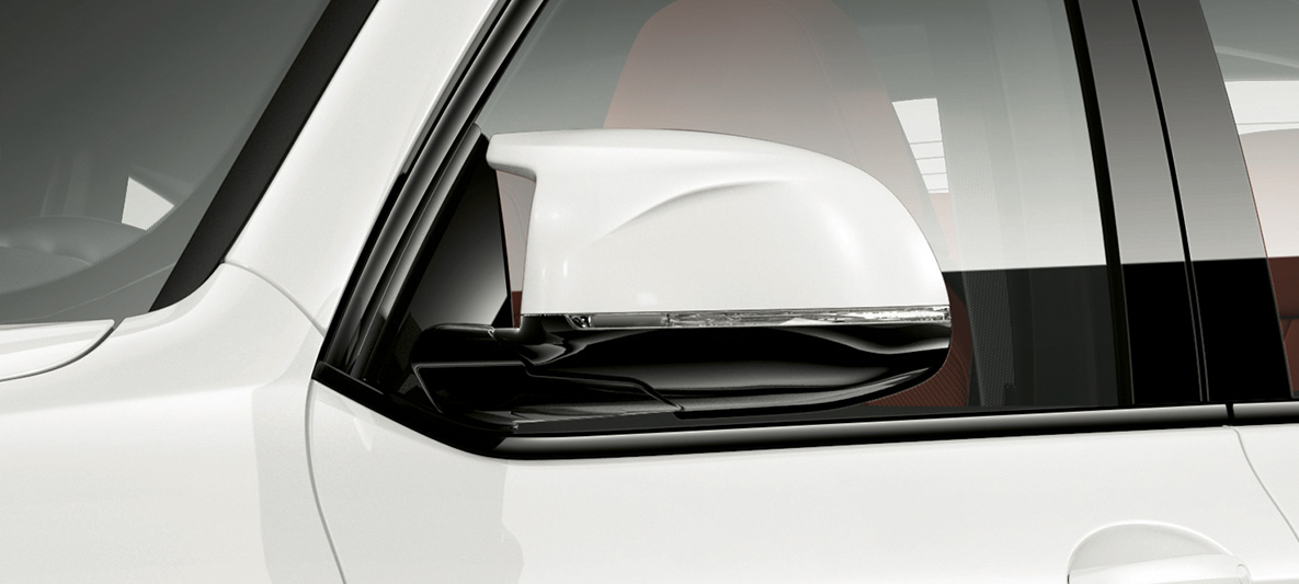 BMW X4 M, capas dos espelhos retrovisores exteriores na cor da carroçaria. BMW X4 M na pintura branco Alpine, exterior, capas dos espelhos retrovisores exteriores na cor da carroçaria.
