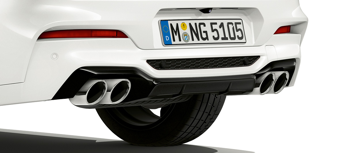 BMW X4 M, ponteiras de escape em cromado. BMW X4 M na pintura branco Alpine, exterior, traseira com ponteiras de escape em cromado.