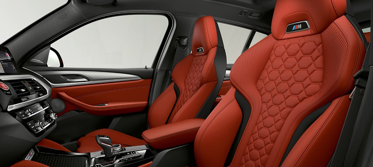 BMW X4 M, bancos desportivos em pele Merino em laranja Sakhir. BMW X4 M, interior, bancos desportivos em pele Merino em laranja Sakhir.