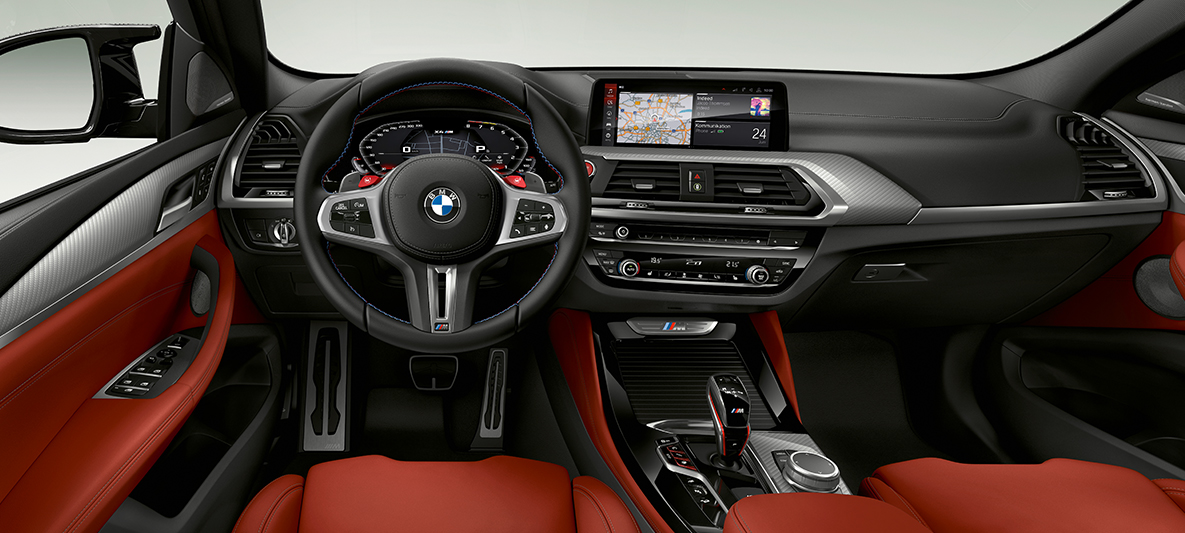 BMW X4 M, volante M em pele. BMW X4 M, interior, posto de condução, volante M em pele com costuras contrastantes específicas M.