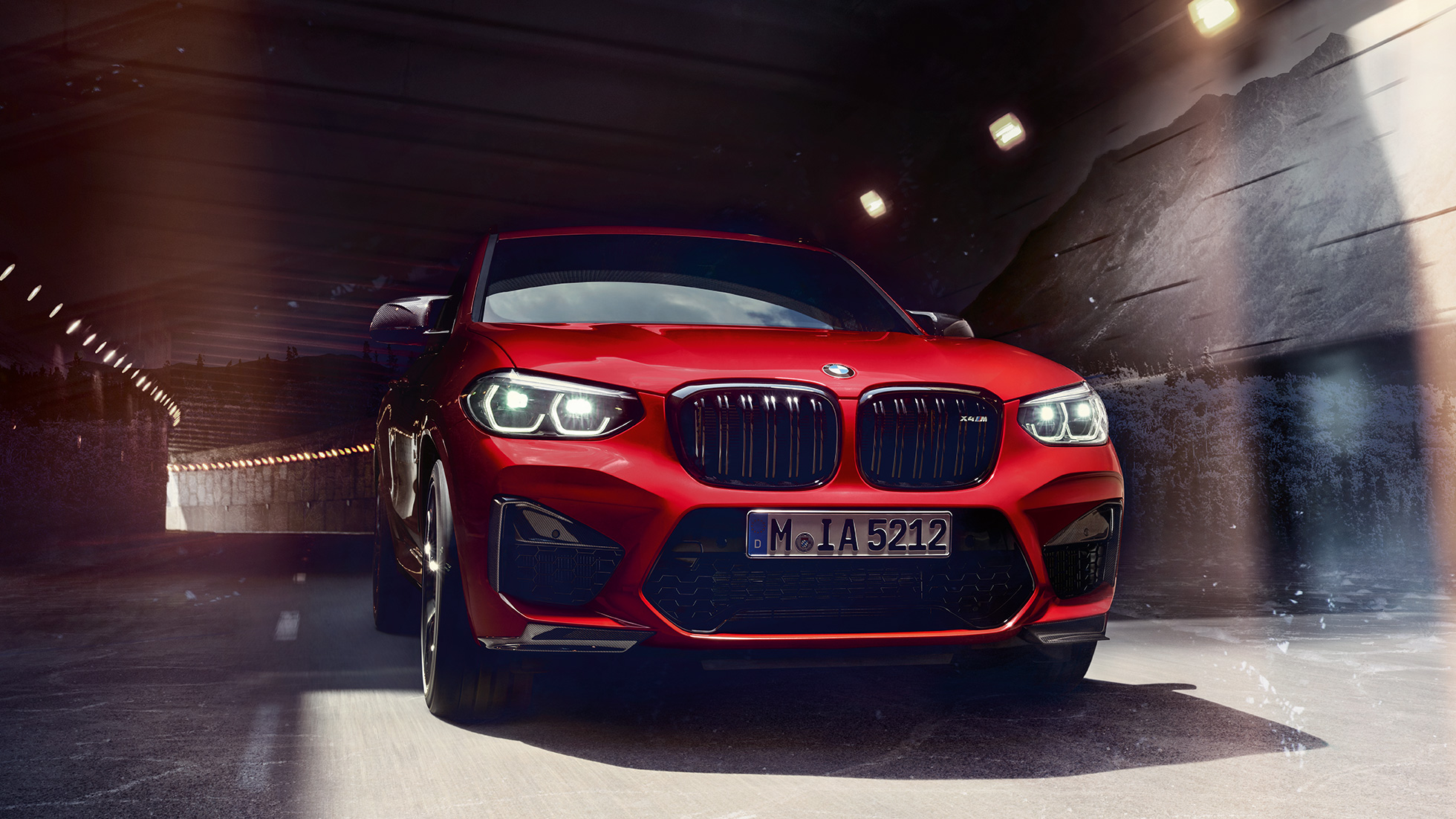 BMW X4 M Competition, perspetiva frontal. BMW X4 M Competition na pintura vermelho Toronto metalizada, exterior, perspetiva frontal.