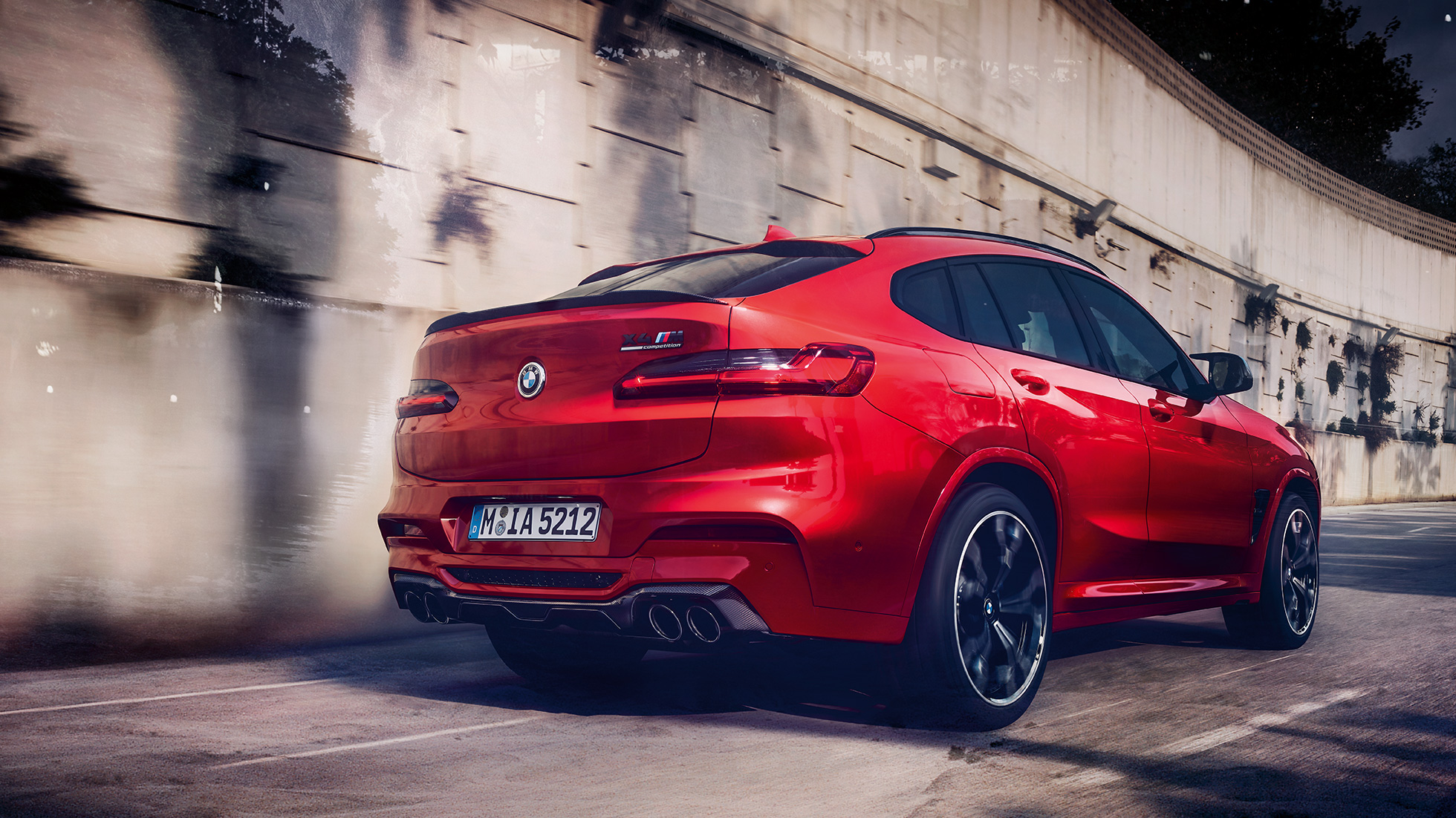 BMW X4 M Competition, capas dos espelhos retrovisores em carbono. BMW X4 M Competition na pintura vermelho Toronto metalizada, exterior, pack exterior M em carbono, capas dos espelhos retrovisores em carbono.