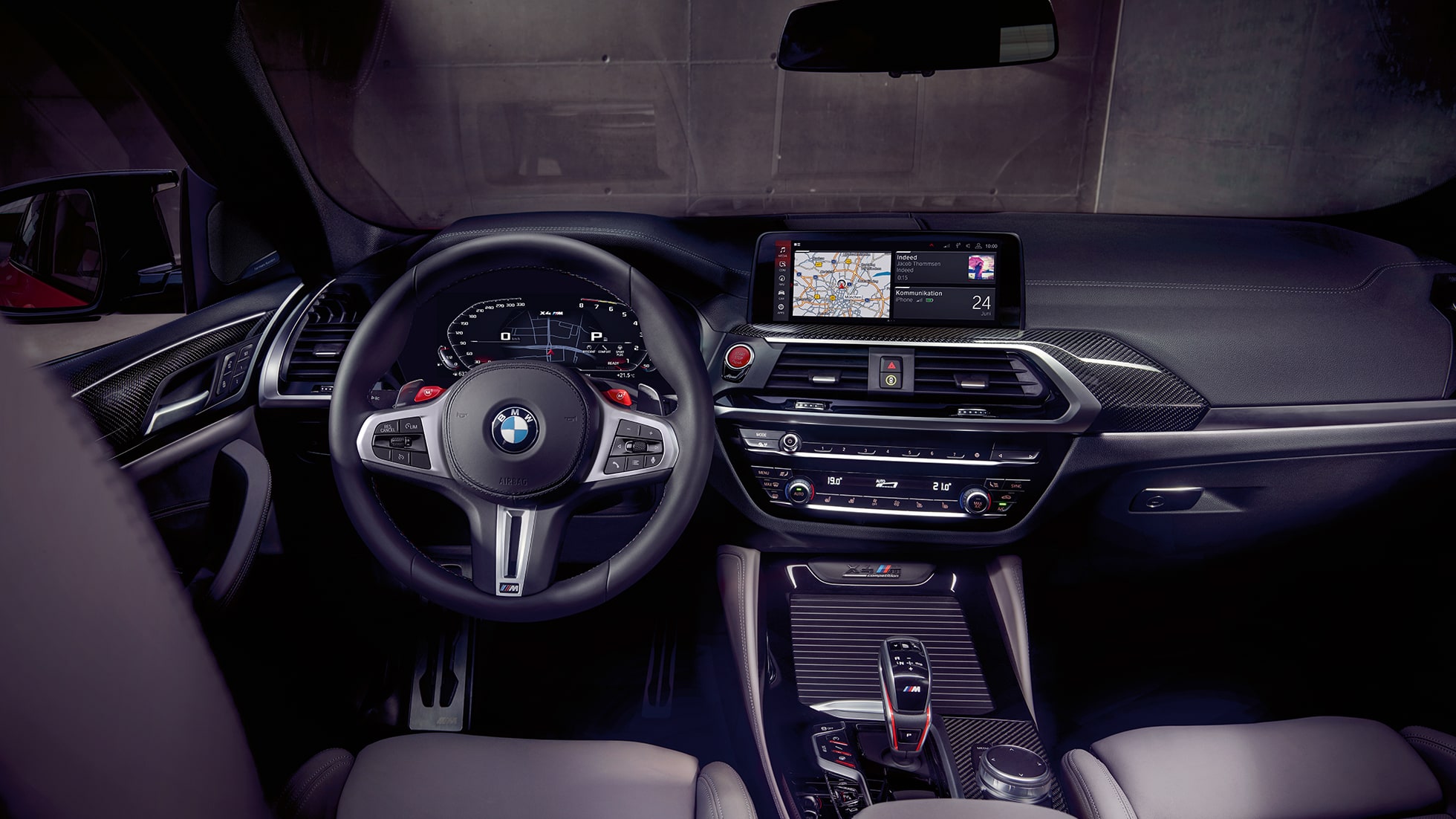 BMW X4 M Competition, posto de condução exclusivo. BMW X4 M Competition, interior, posto de condução exclusivo com bancos desportivos M e volante M em pele.
