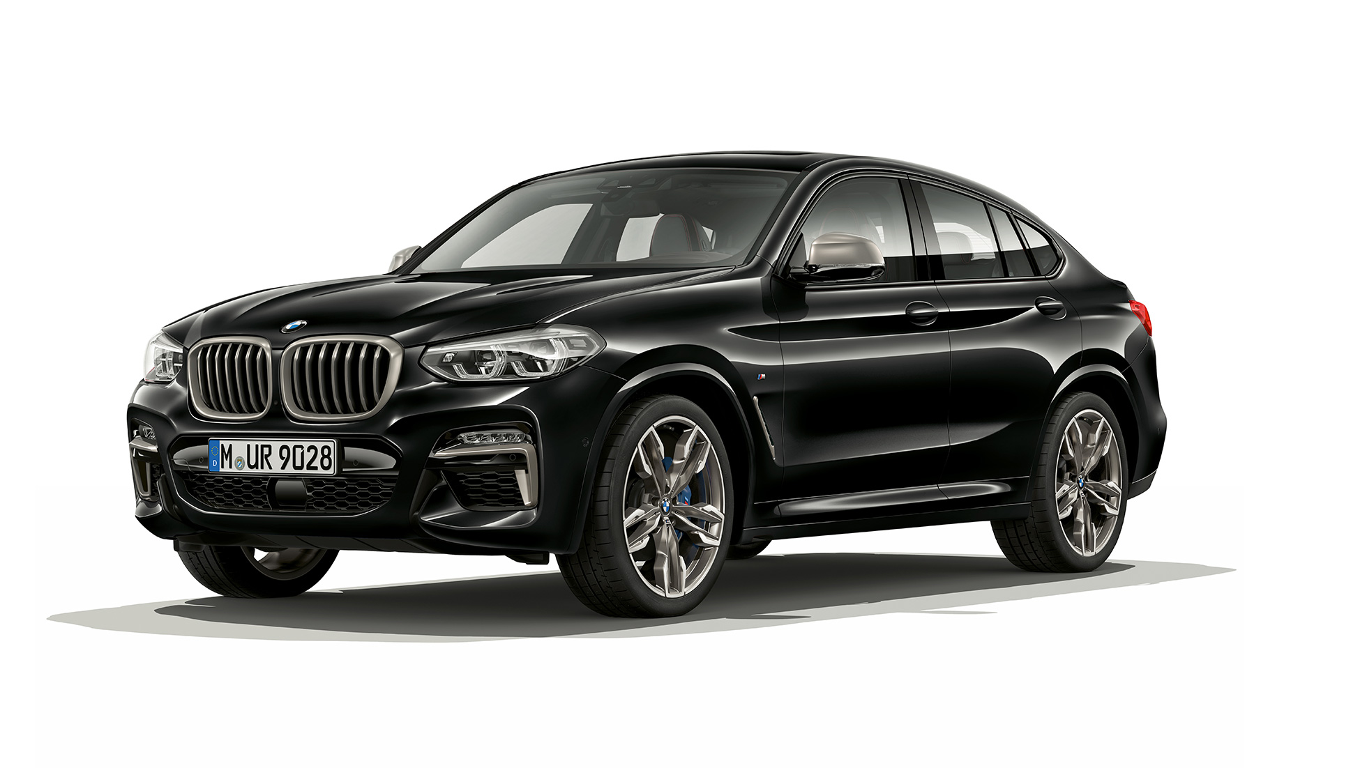 BMW X4 M40d, perspetiva frontal a três quartos. BMW X4 M40d na pintura preto Sapphire metalizada, exterior, perspetiva frontal a três quartos, lado direito.