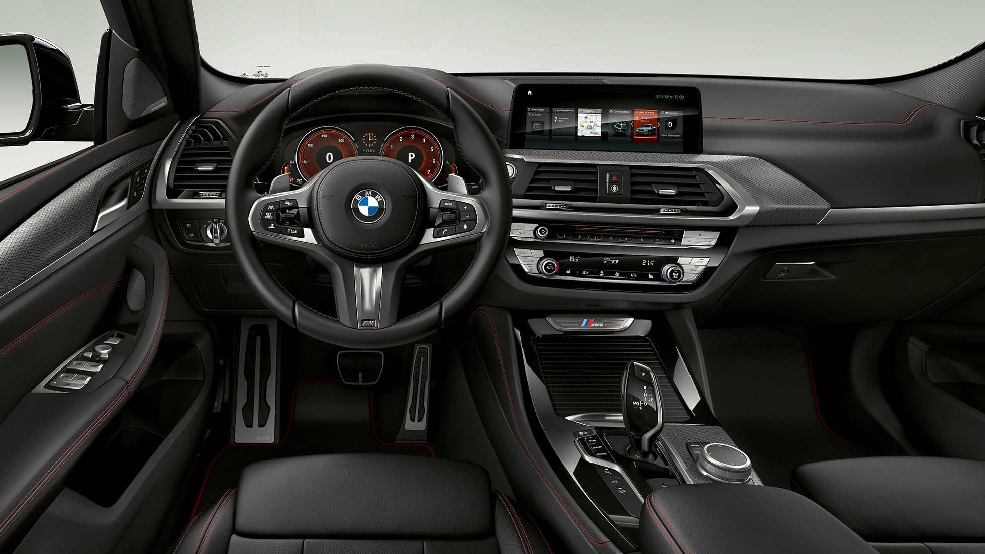 BMW X4 M40d, posto de condução. BMW X4 M40d, interior, posto de condução com volante M em pele e bancos desportivos M.