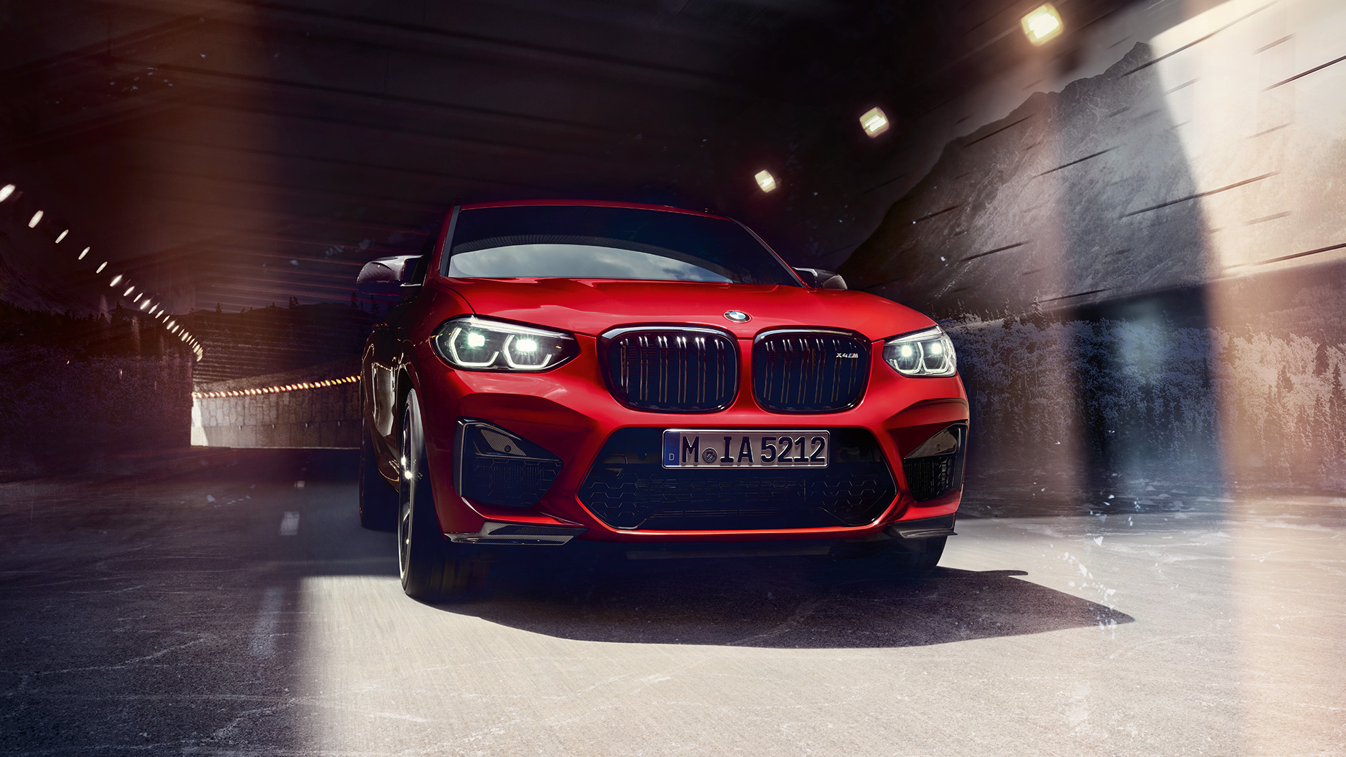 BMW X4 M Competition, perspetiva frontal a três quartos. BMW X4 M Competition na pintura vermelho Toronto metalizada, exterior, perspetiva frontal a três quartos.