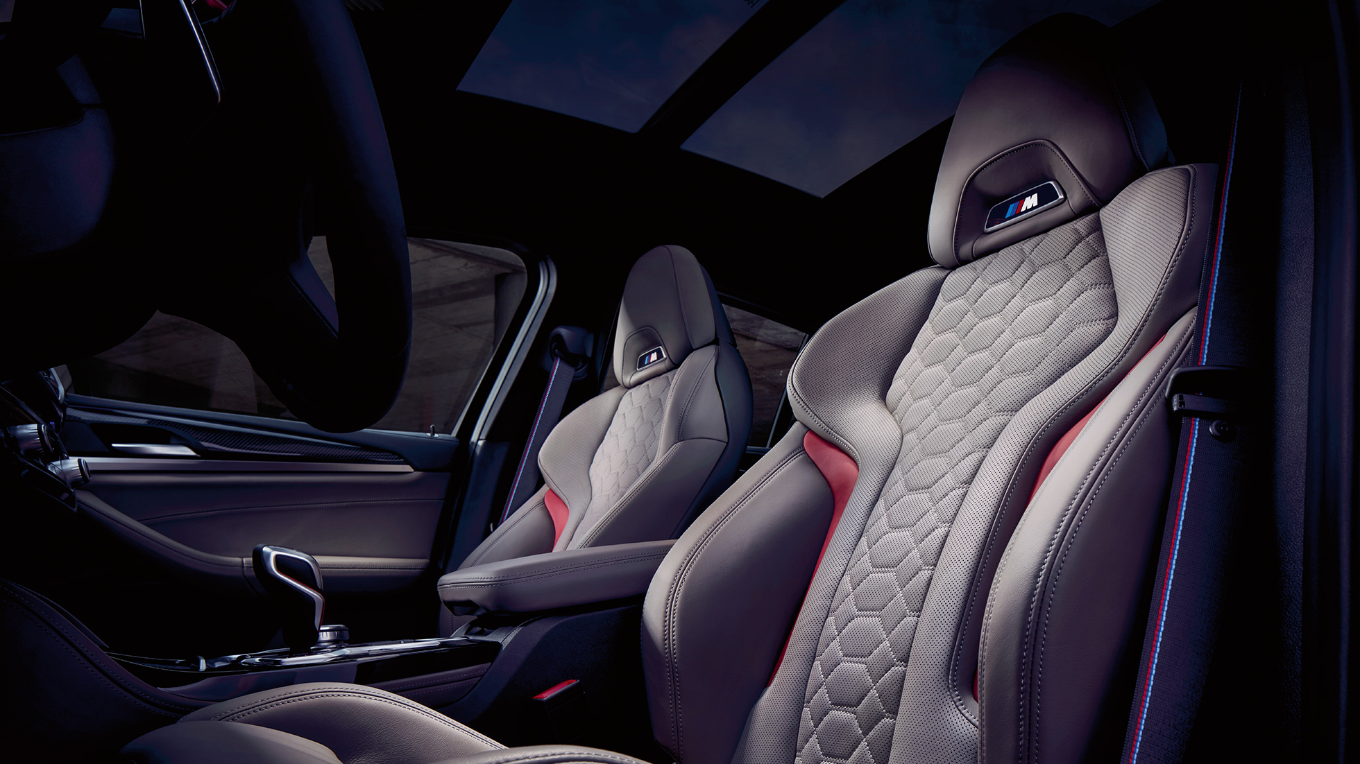 BMW X4 M Competition, bancos desportivos M. BMW X4 M Competition, interior, bancos desportivos M em pele Merino em cinza Adelaide.