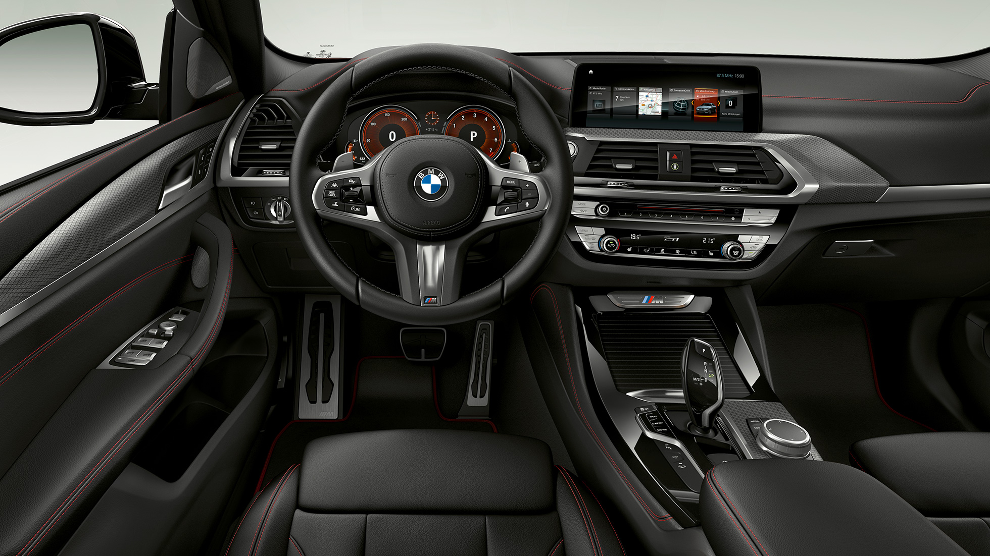 BMW X4 M40d, posto de condução. BMW X4 M40d, interior, posto de condução com bancos desportivos e volante M em pele.