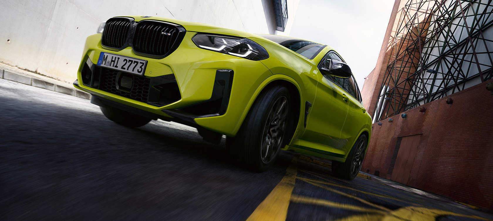 Perspetiva frontal a três quartos com ângulo inferior, BMW X4 M Competition, F98, LCI, 2021 BMW X4 M Competition, F98, LCI, atualização, 2021, cor exterior amarelo Sao Paulo, perspetiva frontal a três quartos com ângulo inferior, em movimento por um desfiladeiro de casas