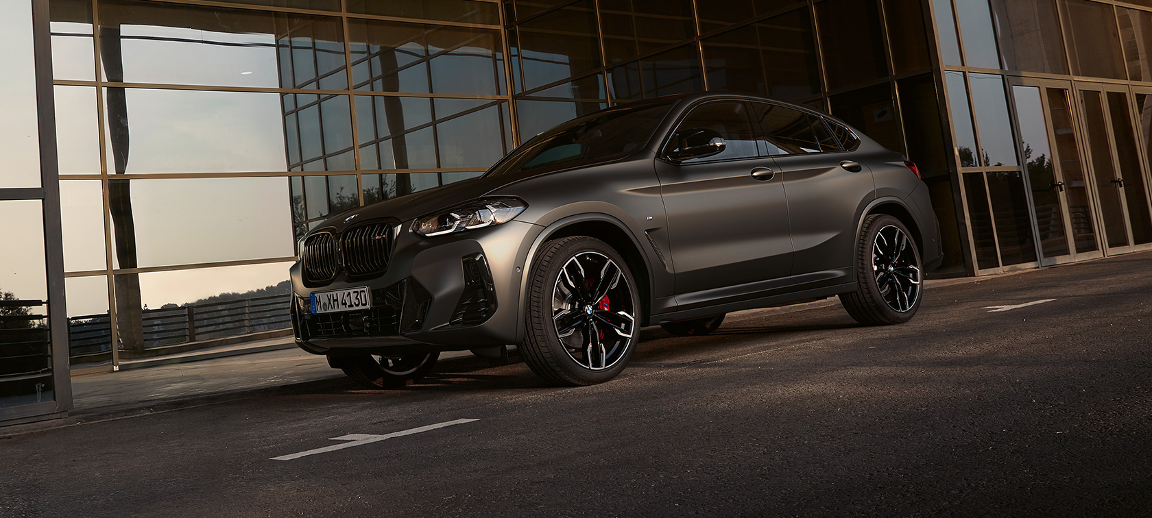 Perspetiva frontal a três quartos, BMW X4 M40i, G02, LCI, 2021, atualização BMW X4 M40i, G02, LCI, 2021, atualização, perspetiva frontal a três quartos, em frente a uma fachada em vidro