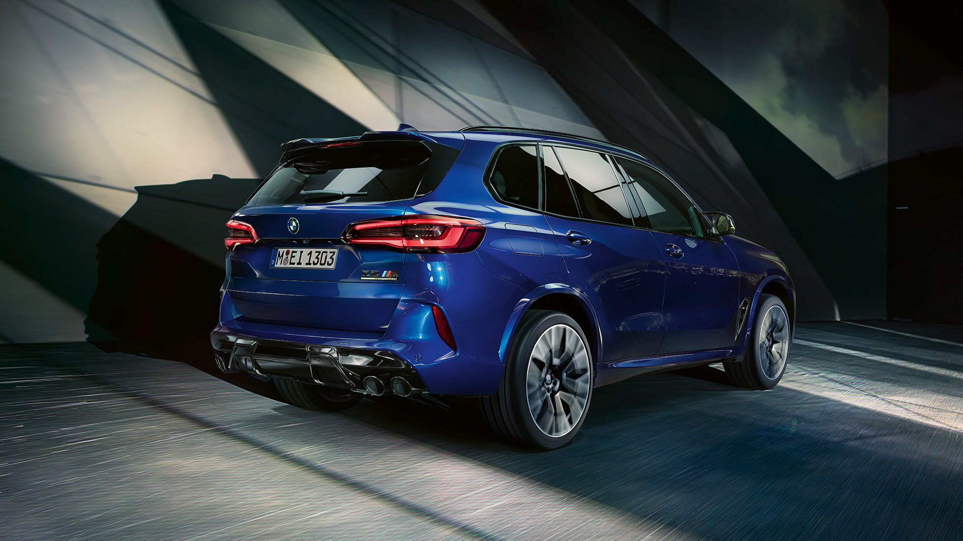 BMW X5 M Competition com M xDrive BMW X5 M Competition com M xDrive, F95, 2020, em azul Marina Bay metalizado, perspetiva traseira a três quartos