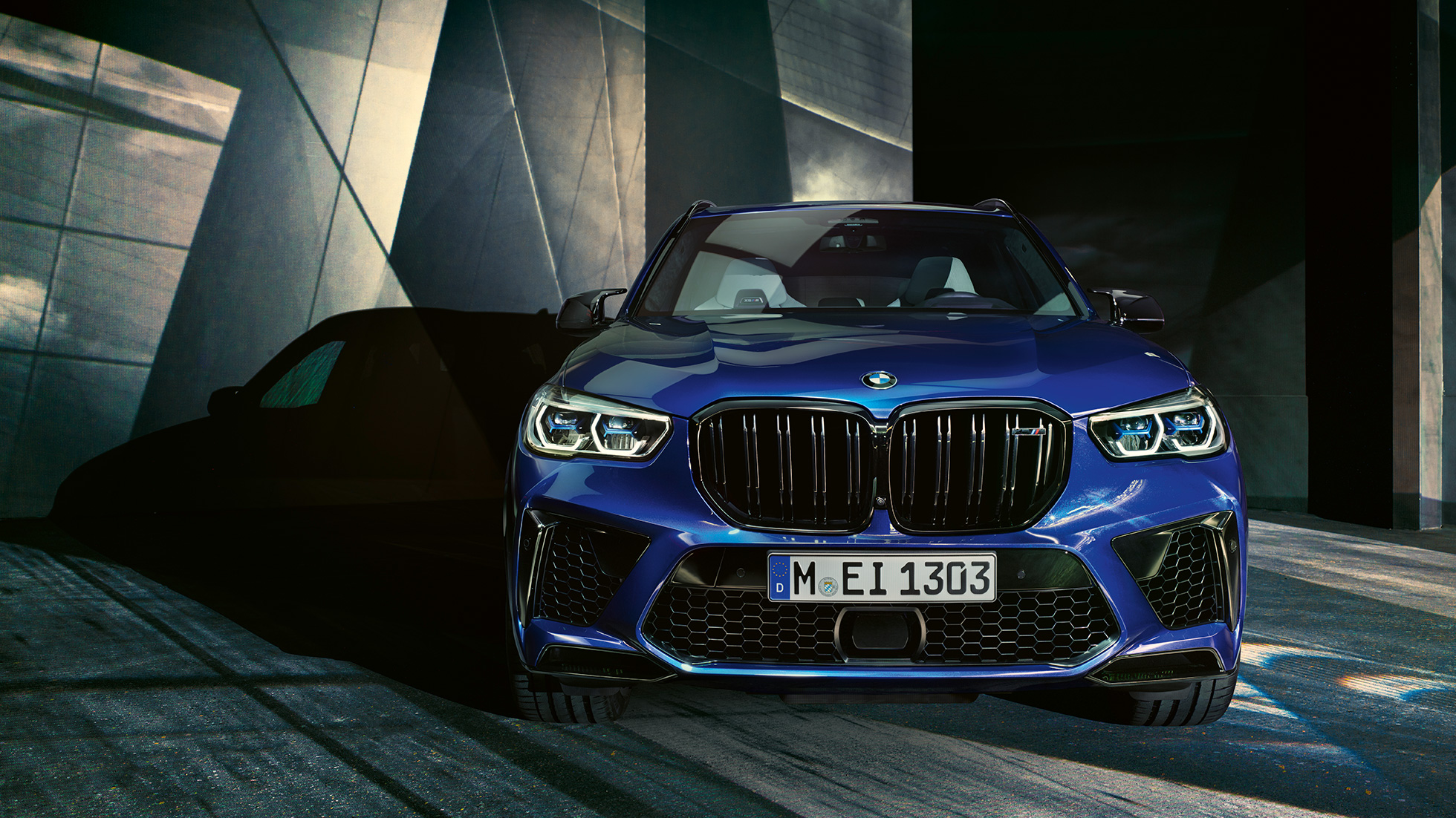 Design exterior do BMW X5 M Competition Design exterior do BMW X5 M Competition, F95, 2020, em azul Marina Bay metalizado, perspetiva frontal