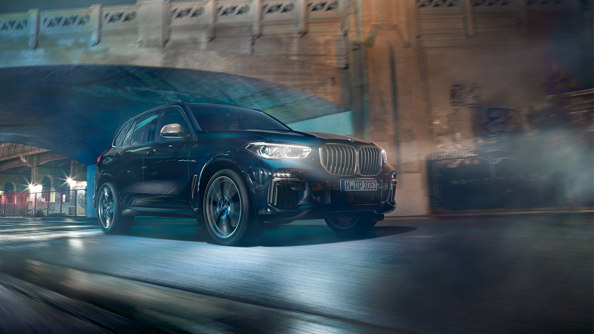 BMW X5 M50i com motor M TwinPower Turbo de 8 cilindros a gasolina BMW X5 M50i com motor M TwinPower Turbo de 8 cilindros a gasolina, G05, em preto Carbon metalizado, perspetiva lateral a três quartos