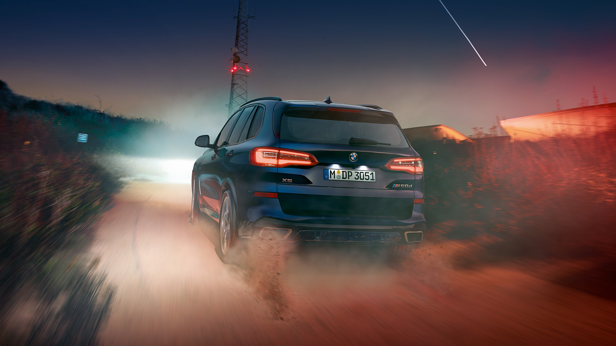BMW X5 M50d com motor M TwinPower Turbo de 6 cilindros a diesel BMW X5 M50d com motor M TwinPower Turbo de 6 cilindros a diesel, G05, em preto Carbon metalizado, perspetiva traseira