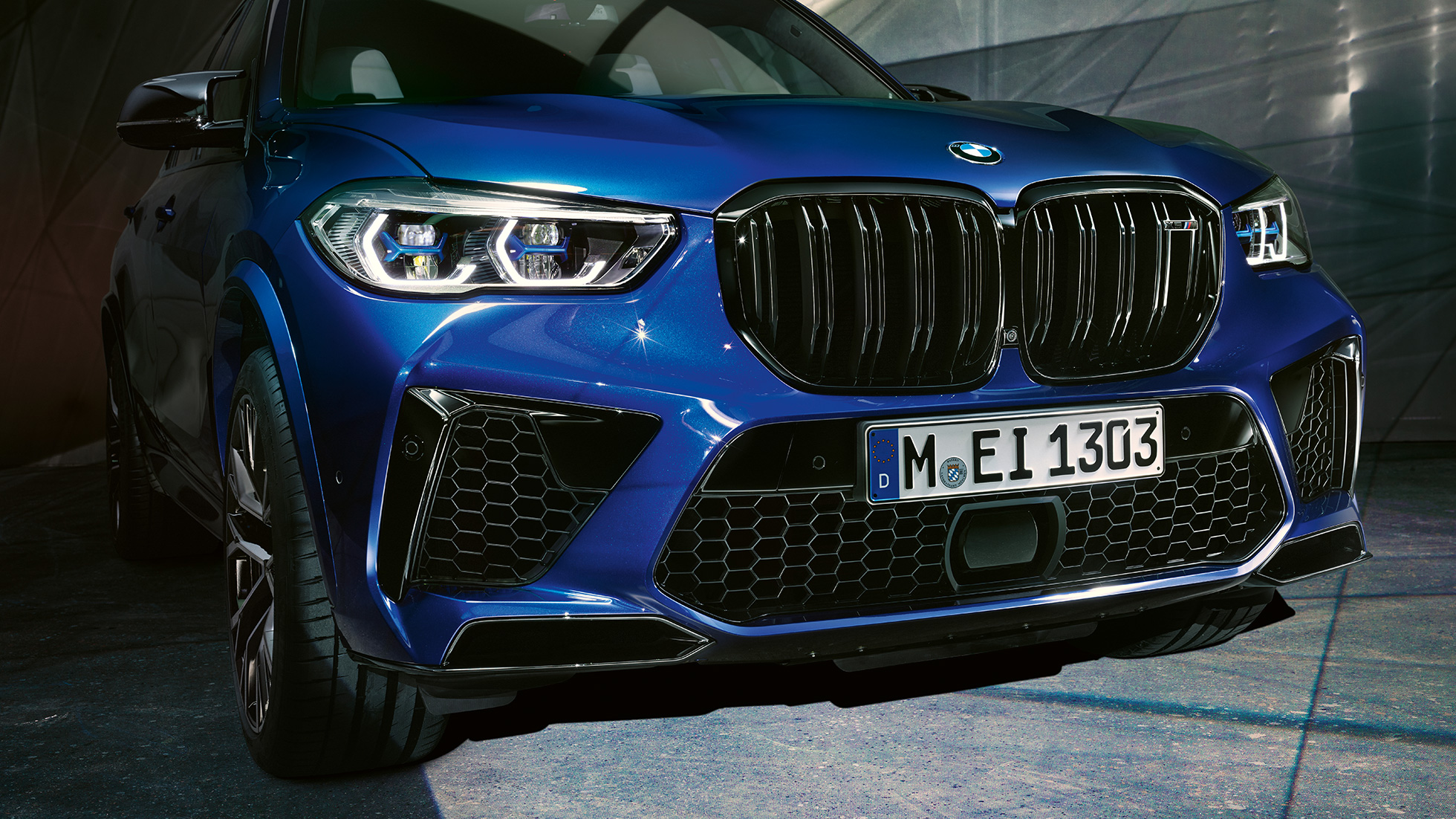 Grelha dupla M em forma de rim do BMW X5 M Competition Grelha dupla em forma de rim M do BMW X5 M Competition, F95, em azul Marina Bay metalizado, grande plano da dianteira