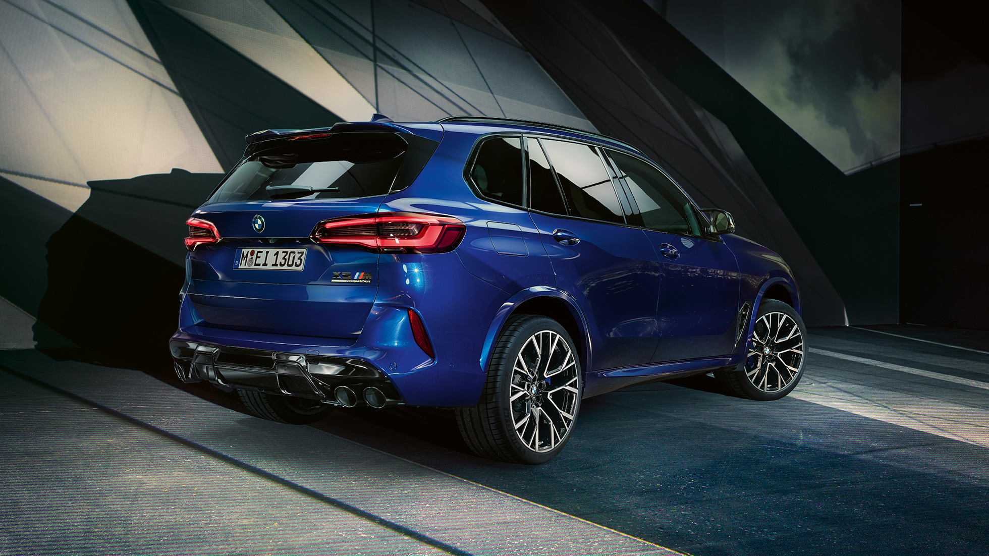 BMW X5 M Competition, perspetiva traseira a três quartos BMW X5 M Competition com o sistema de escape desportivo M, F95, 2020, em azul Marina Bay metalizado, perspetiva traseira a três quartos