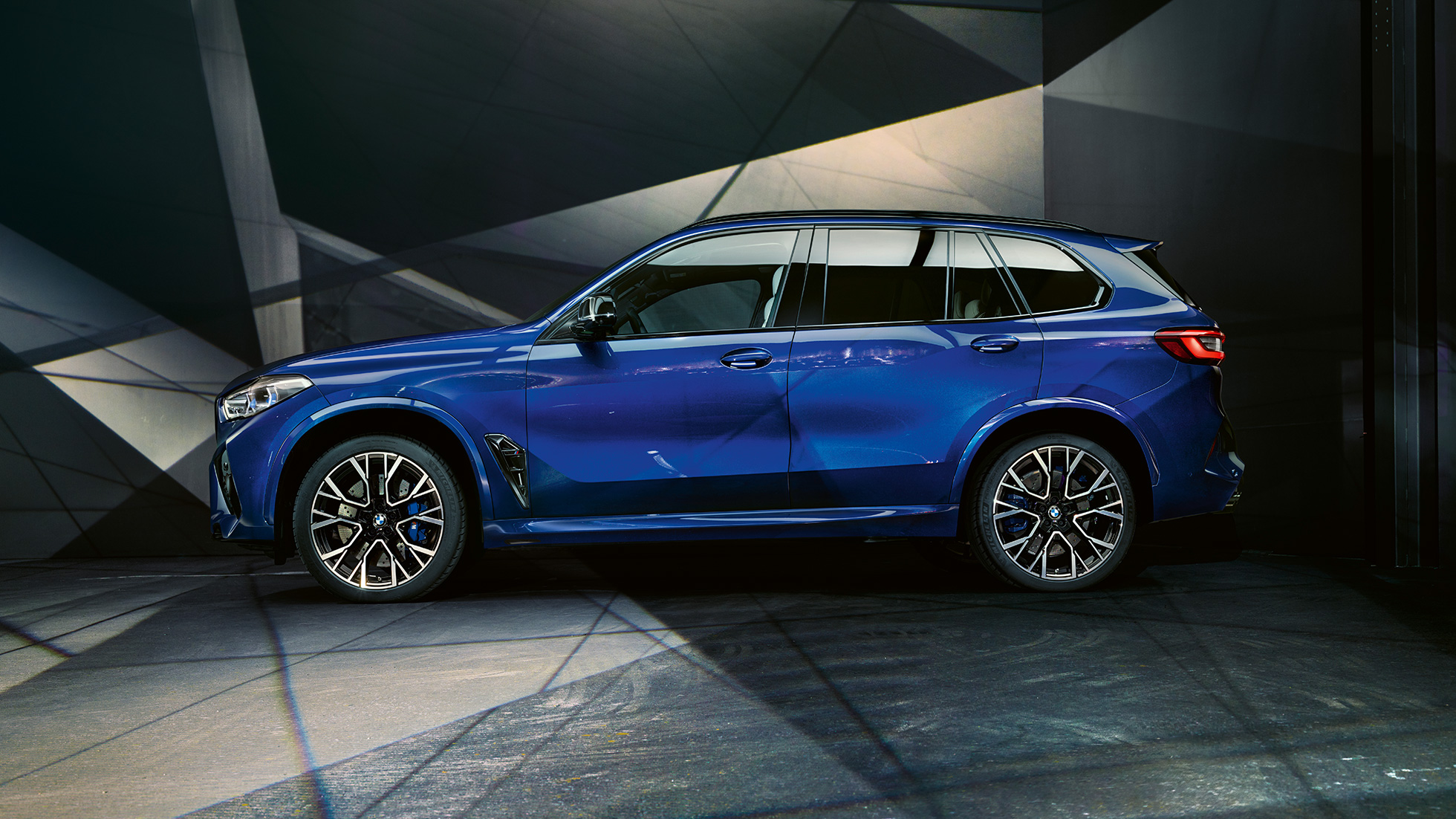 BMW X5 M Competition, perspetiva lateral BMW X5 M Competition com jantes de liga leve M, F95, em azul Marina Bay metalizado, perspetiva lateral
