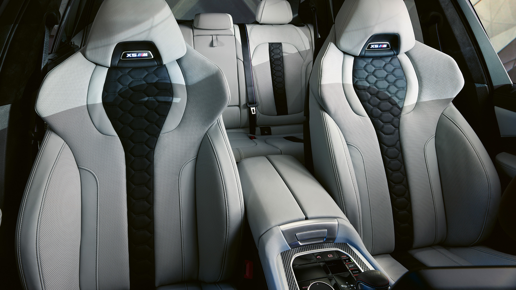 Bancos M multifuncionais do BMW X5 M Competition Bancos M multifuncionais com logótipo X5 M iluminado do BMW X5 M Competition, F95, interior