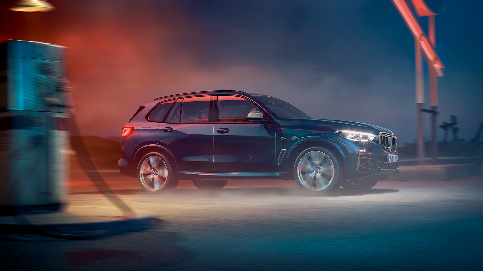 BMW X5 M50i e BMW X5 M50d, perspetiva lateral BMW X5 M50i e BMW X5 M50d, G05, com as jantes de liga leve M em preto Carbon metalizado, perspetiva lateral