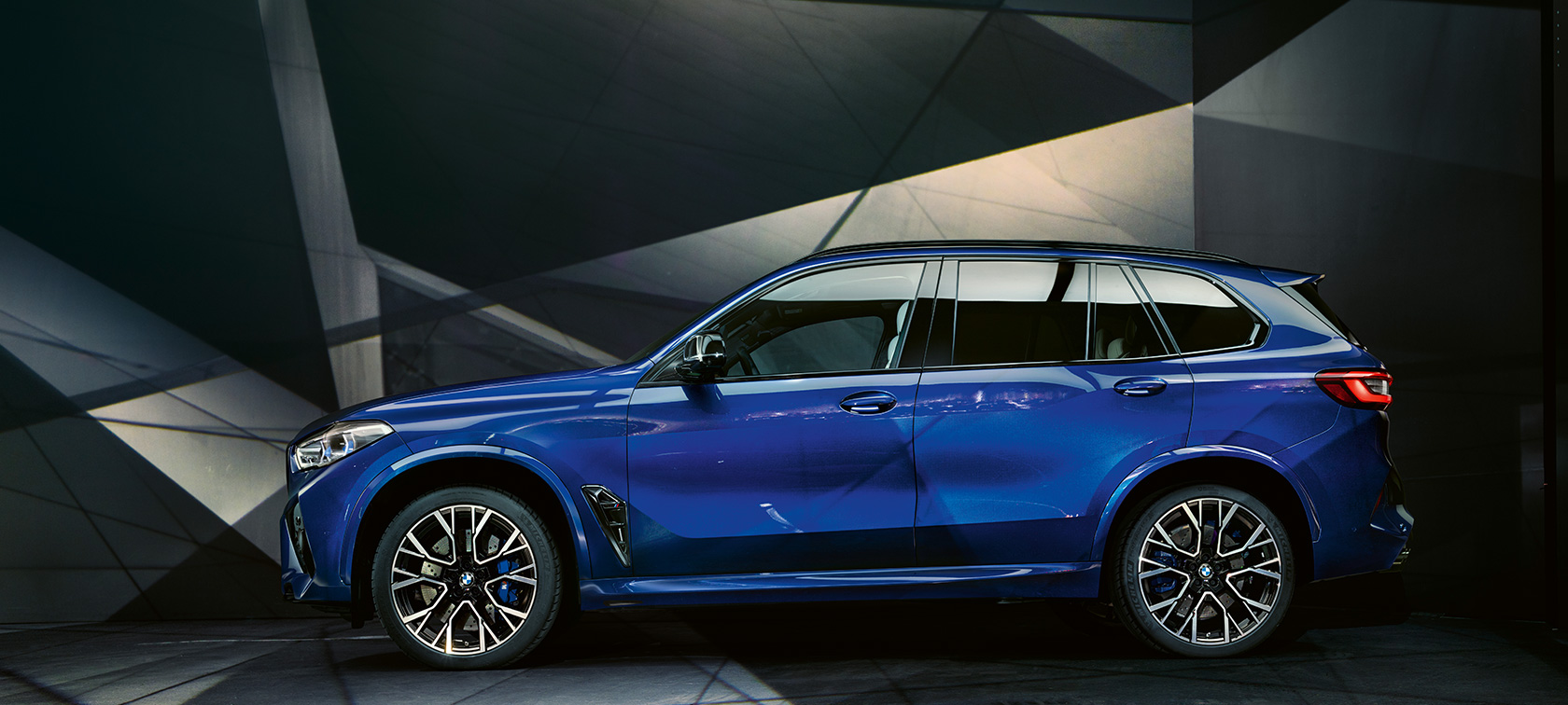 BMW X5 M Competition, perspetiva lateral BMW X5 M Competition em azul Marina Bay metalizado, F95, perspetiva lateral