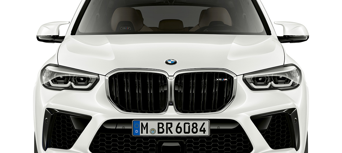Dianteira do BMW X5 M, F95 Grelha dupla em forma de rim do BMW X5 M, pintura branco Mineral, F95, 2020, SUV, perspetiva frontal