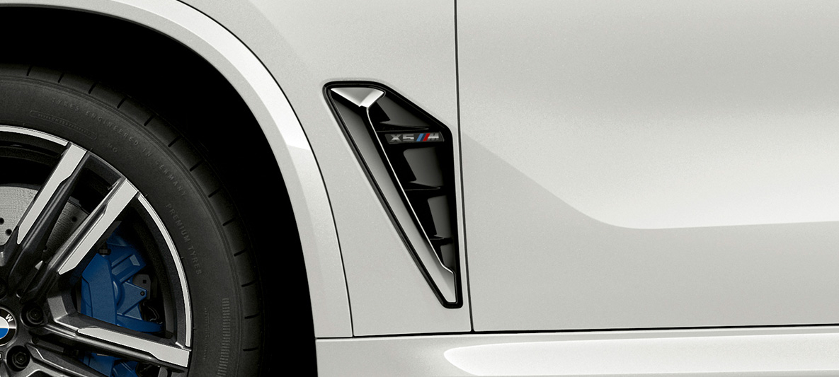 Grelhas laterais M do BMW X5 M, F95 Grelha lateral M do BMW X5 M, pintura branco Mineral, F95, 2020, grande plano