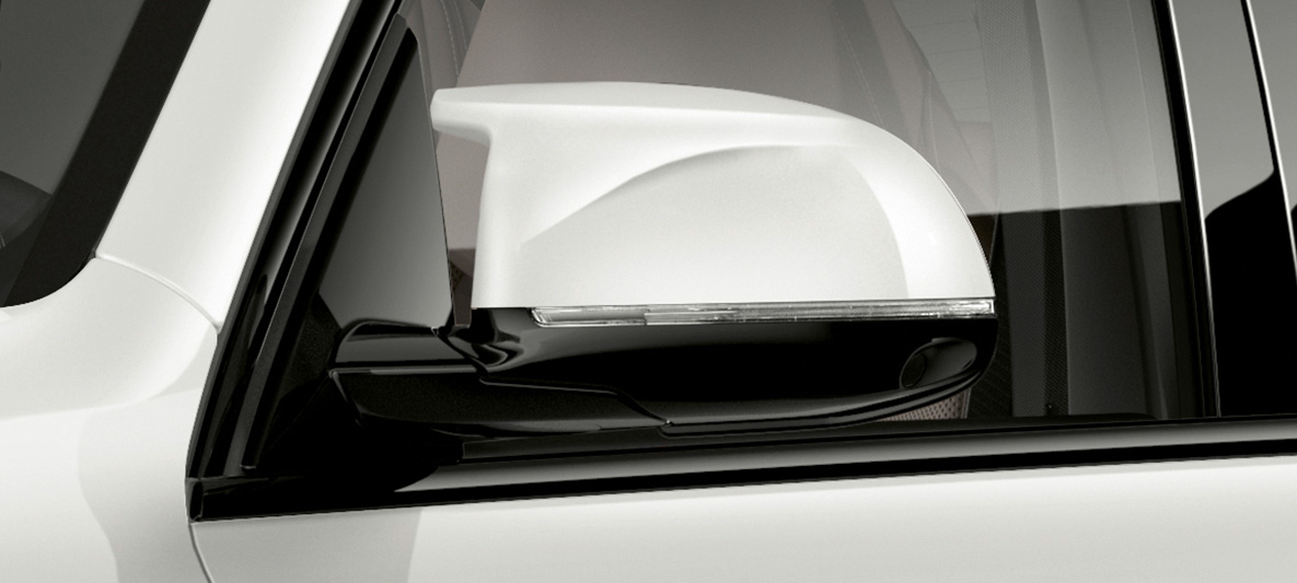 Capas dos espelhos retrovisores exteriores do BMW X5 M, F95 Capas dos espelhos retrovisores exteriores do BMW X5 M, pintura branco Mineral, F95, SUV, grande plano